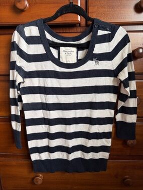Abercrombie & Fitch Navy and Cream Striped Women's Sweater